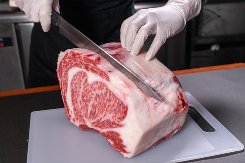 Cutting A5 Wagyu Japanese Beef
